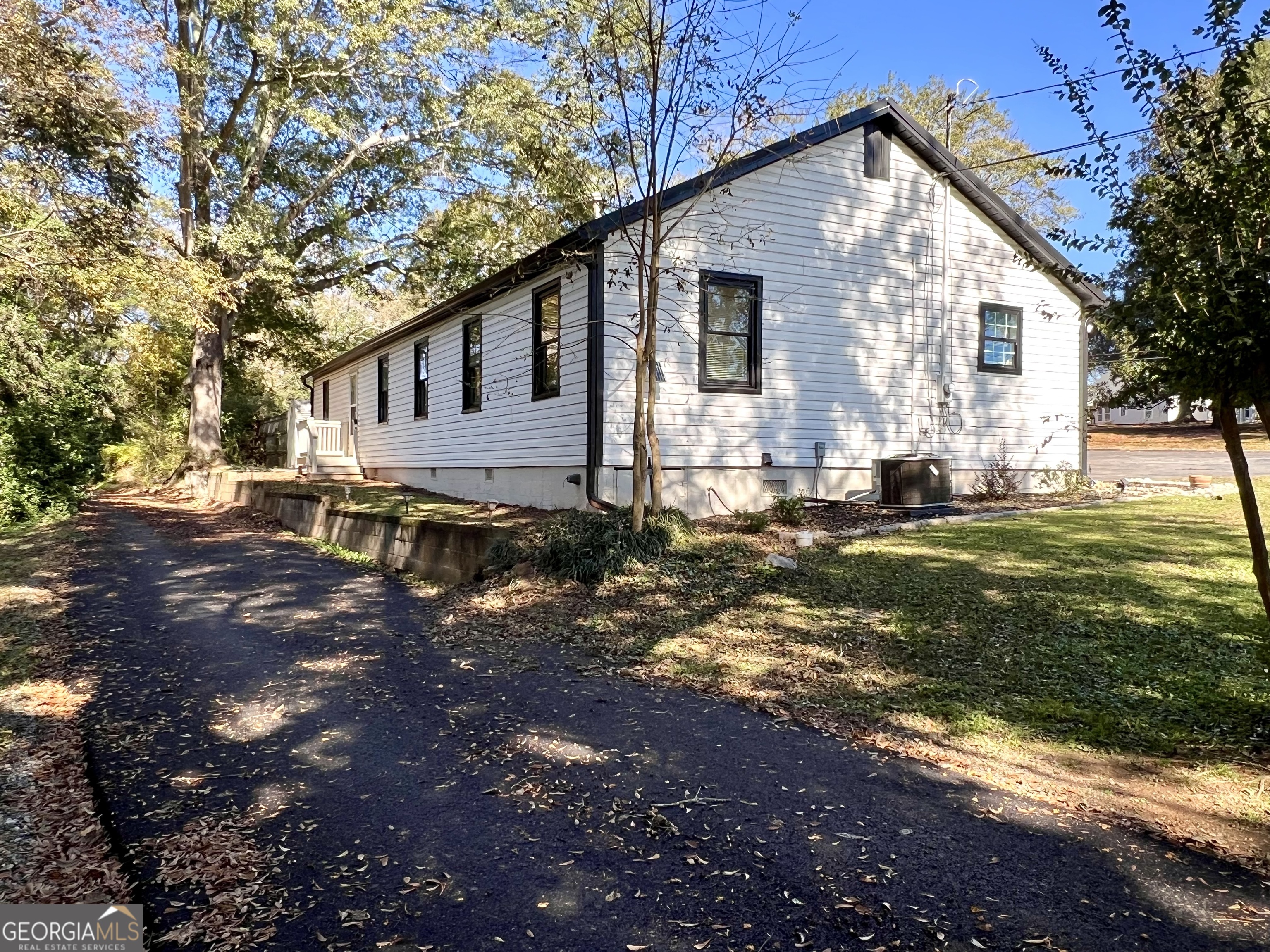554 Spring Street Commerce, GA 30529 - Photo 54 of 58 a front view of a house with a yard