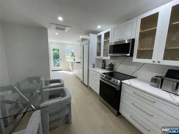 $5,500 | 268 Old River Road, Unit 2A, Edgewater, NJ 07020