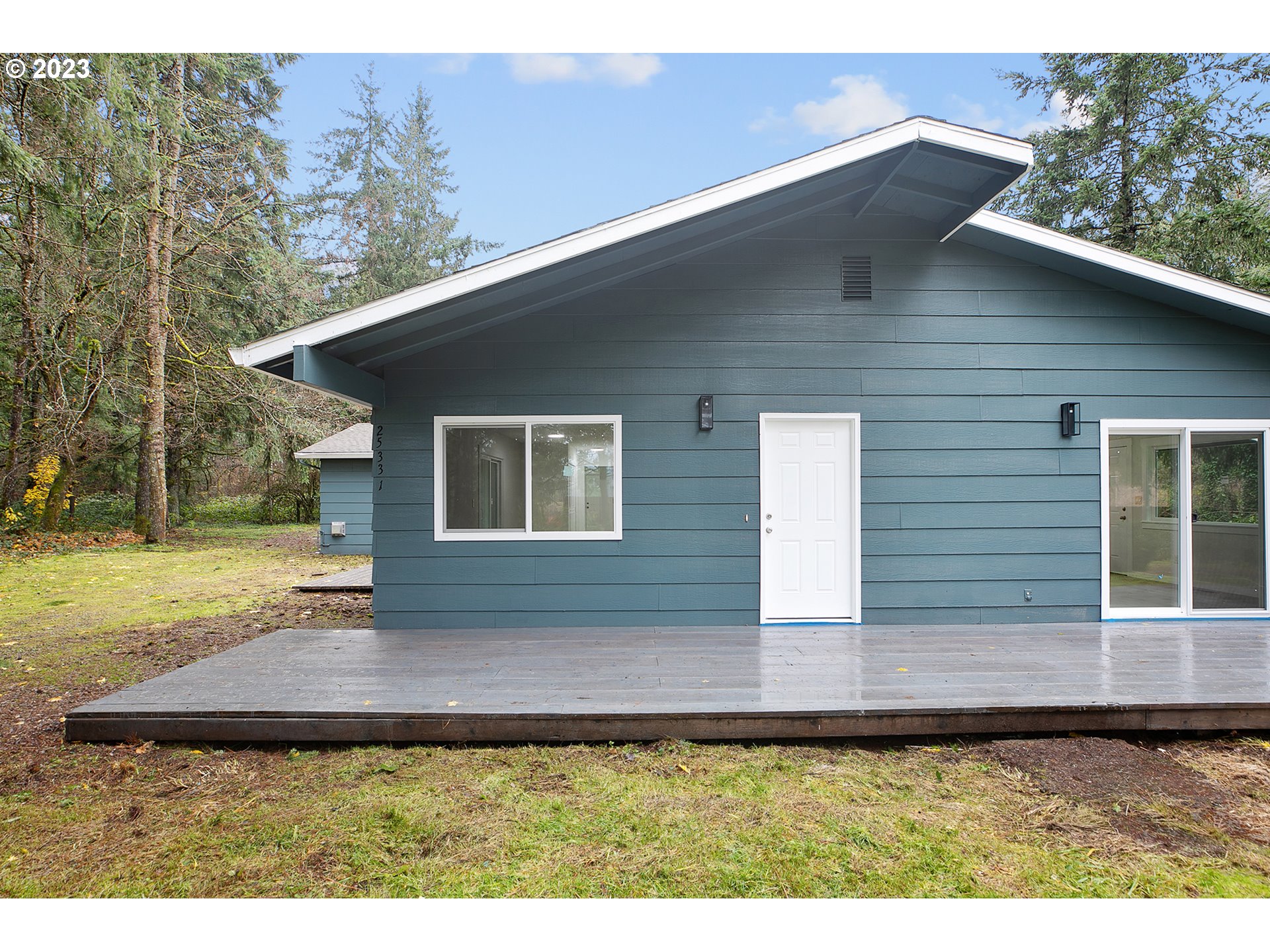 25331 South Larkin Road Beavercreek, OR 97004 - Photo 4 of 44 a backyard of a house with seating space
