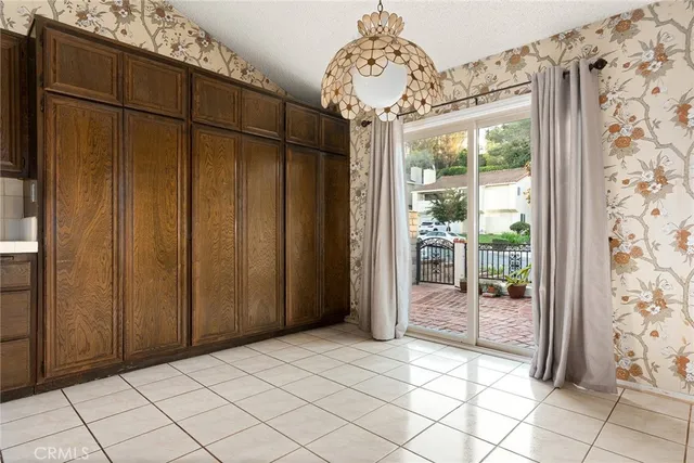 a view of entryway with window