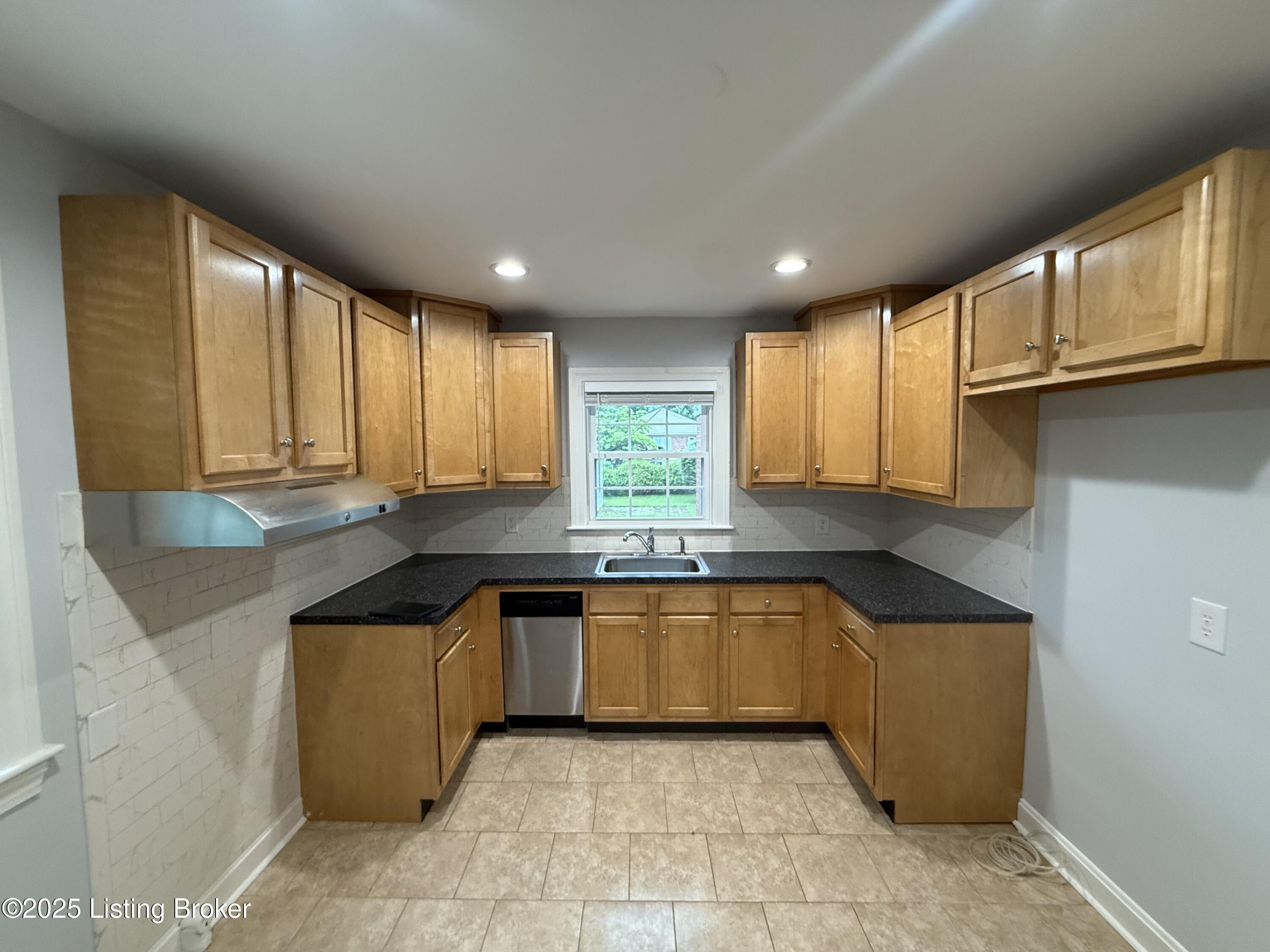 230 Tyne Road Louisville, KY 40207 - Photo 3 of 14 IMG_4916