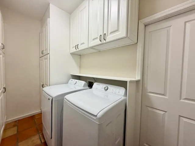 a view of an entryway with a livingroom