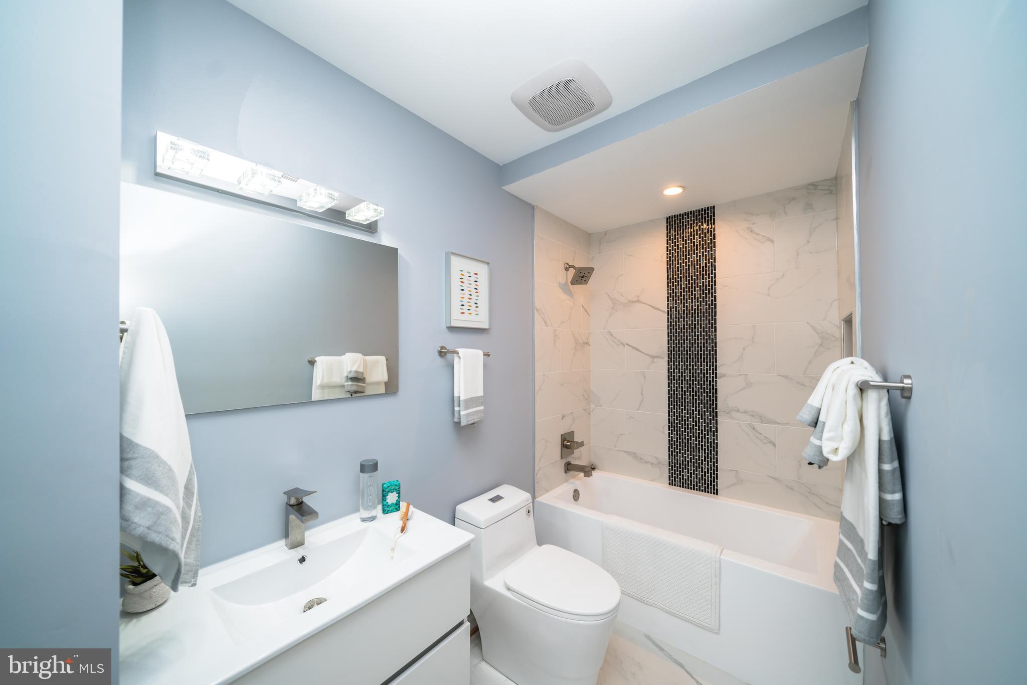 433 Park Road Northwest, Unit 2 Washington, DC 20010 - Photo 28 of 52 Bath #1 with deep soaking tub