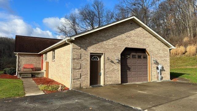 900 Lardintown Road Tarentum, PA 15084 - Photo 5 of 50 a front view of a house with garden