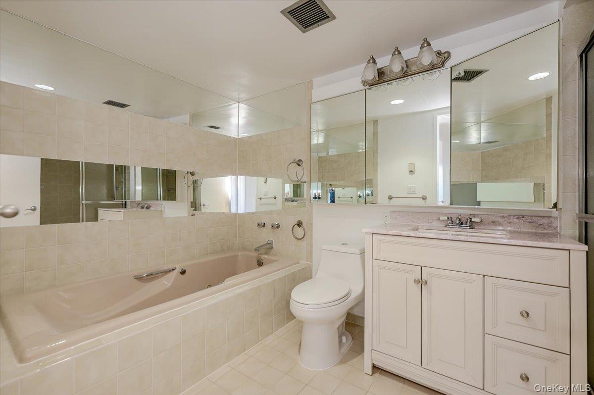 141 Great Neck Road, Unit 3F Great Neck, NY 11021 - Photo 19 of 24 Primary bathroom