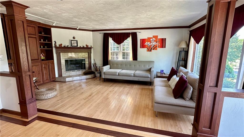 234 Rockingham Road Pittsburgh, PA 15238 - Photo 4 of 46 Gallery Image 4
