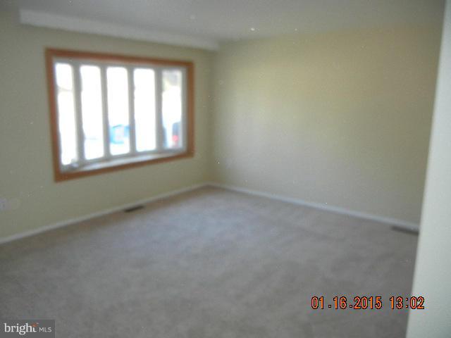 7103 Valley Park Road Capitol Heights, MD 20743 - Photo 3 of 16 Living Room