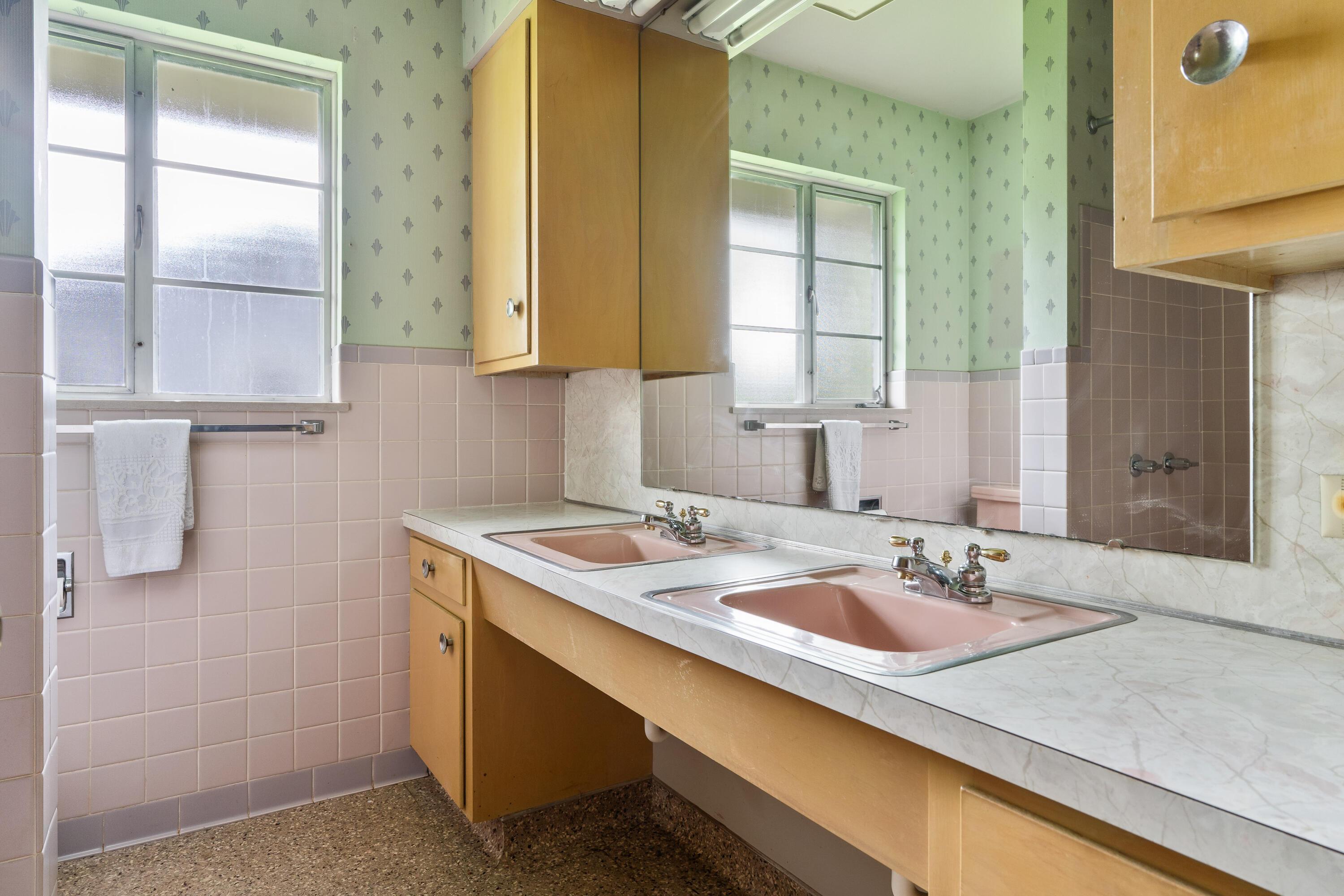 3885 Chevington Road Columbus, OH 43220 - Photo 25 of 34 Large Double Sink Full Size Hall Bath