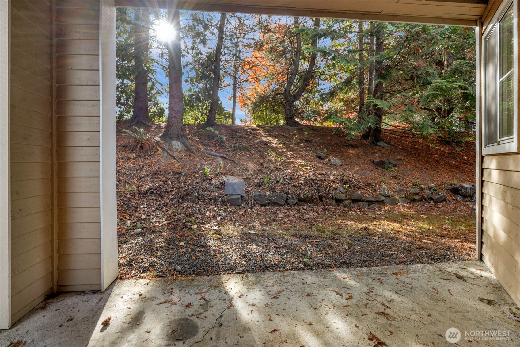 5300 Harbour Pointe Boulevard, Unit 307A Mukilteo, WA 98275 - Photo 19 of 25 a backyard of a house with lots of green space