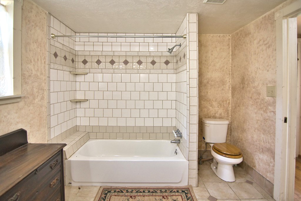 117 Robin Avenue Mason, TX 76856 - Photo 21 of 22 a bathroom with a bathtub and a toilet