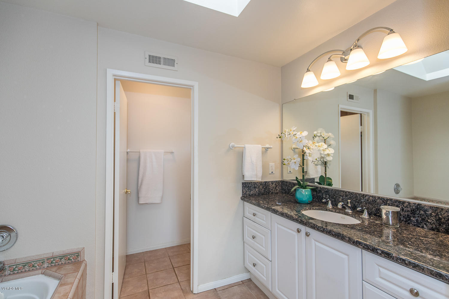 3544 Radcliffe Road Thousand Oaks, CA 91360 - Photo 19 of 27 a bathroom with a double vanity sink and a mirror