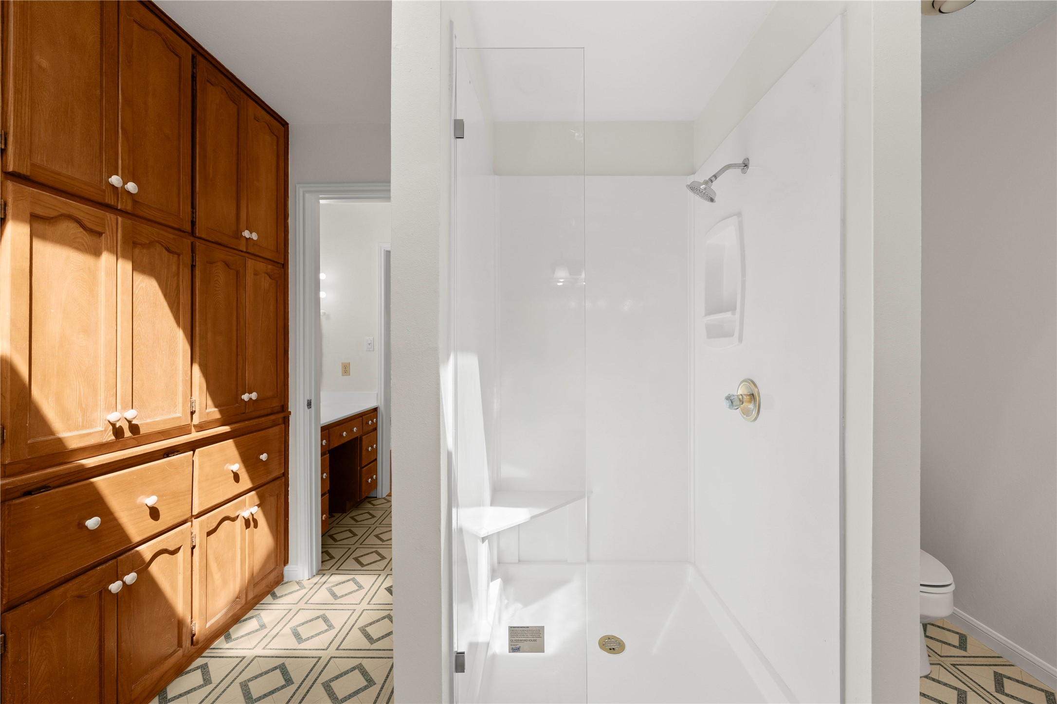 986 Benchmark Trail Belton, TX 76513 - Photo 17 of 31 a bathroom with a glass shower door