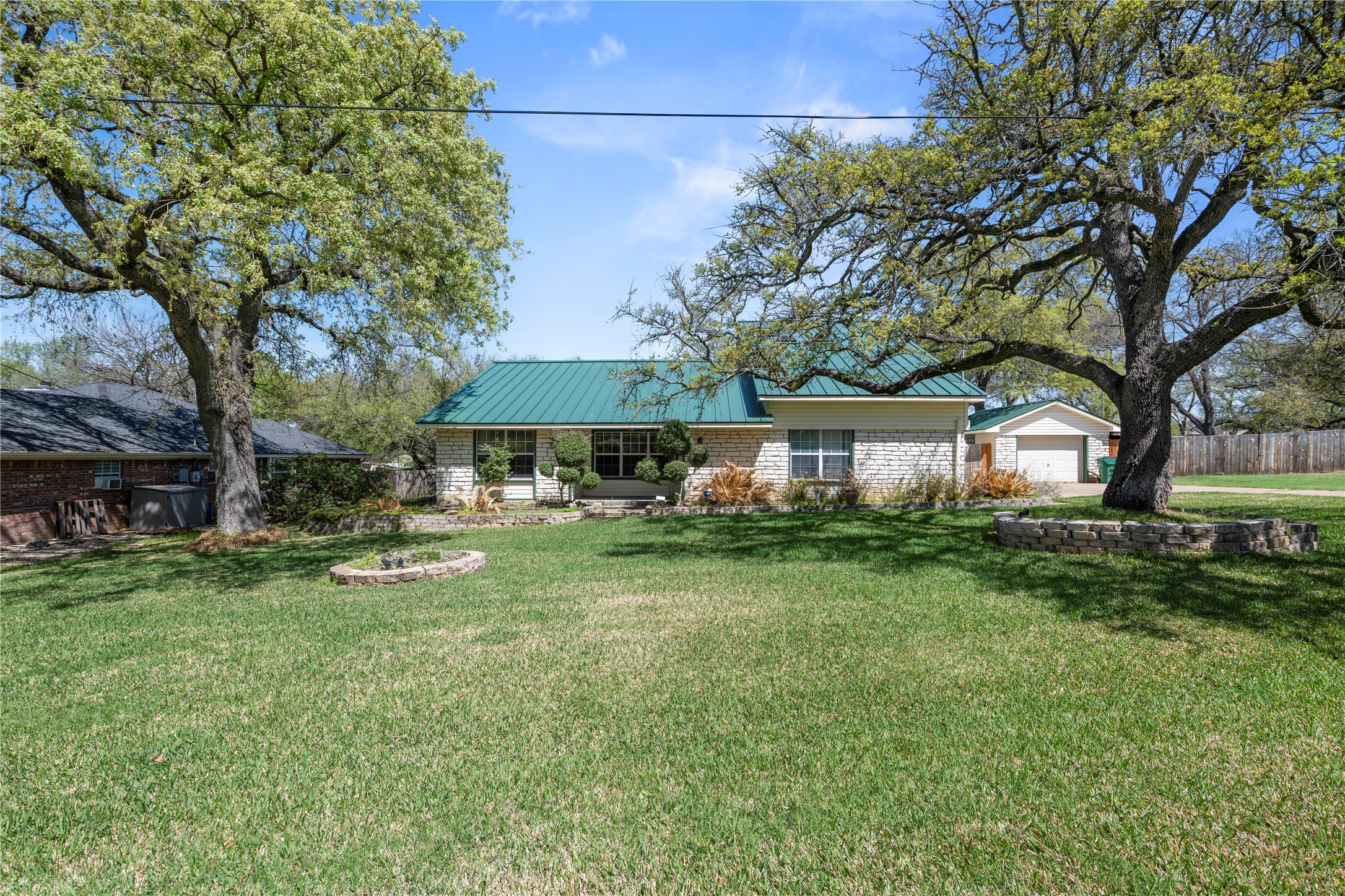 986 Benchmark Trail Belton, TX 76513 - Photo 2 of 31 a backyard of a house with table and chairs