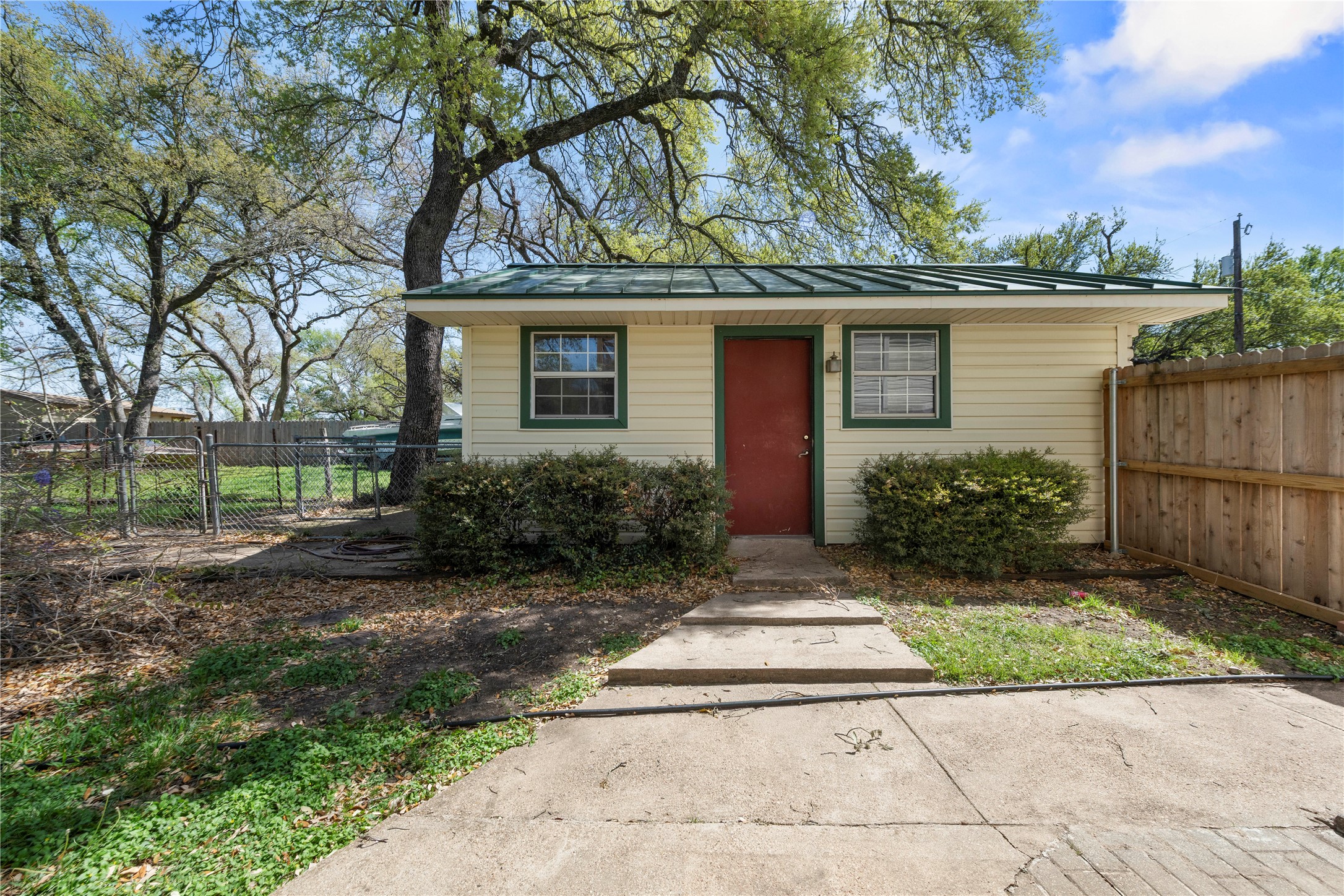 986 Benchmark Trail Belton, TX 76513 - Photo 28 of 31 a view of a yard in front of a house with large tree