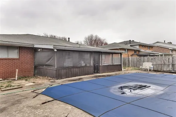 a view of a house with backyard