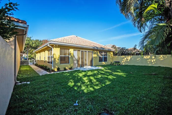 142 Hampton Circle Jupiter, FL 33458 - Photo 15 of 24 Back exterior