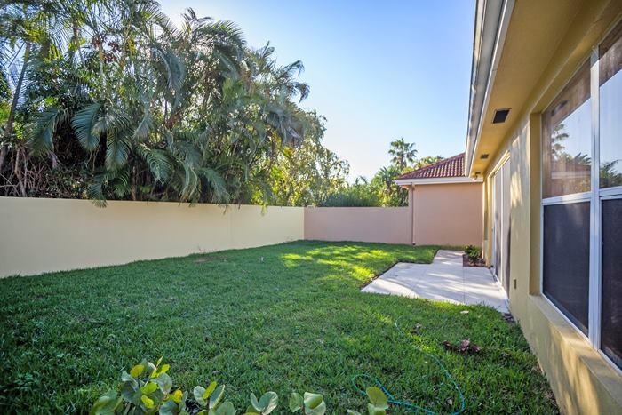 142 Hampton Circle Jupiter, FL 33458 - Photo 16 of 24 Large back yard