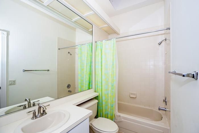 142 Hampton Circle Jupiter, FL 33458 - Photo 20 of 24 Guest bathroom