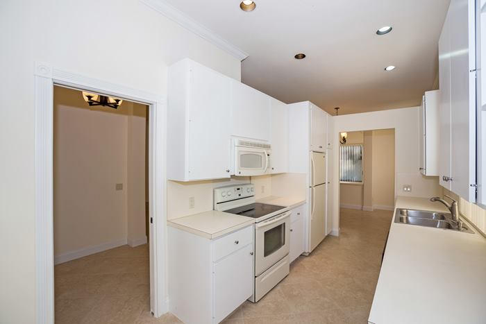 142 Hampton Circle Jupiter, FL 33458 - Photo 4 of 24 Kitchen