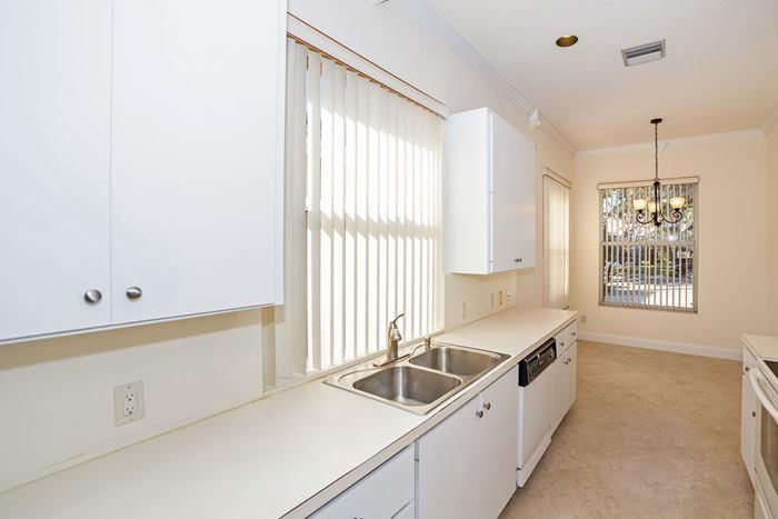 142 Hampton Circle Jupiter, FL 33458 - Photo 5 of 24 Kitchen and Breakfast nook