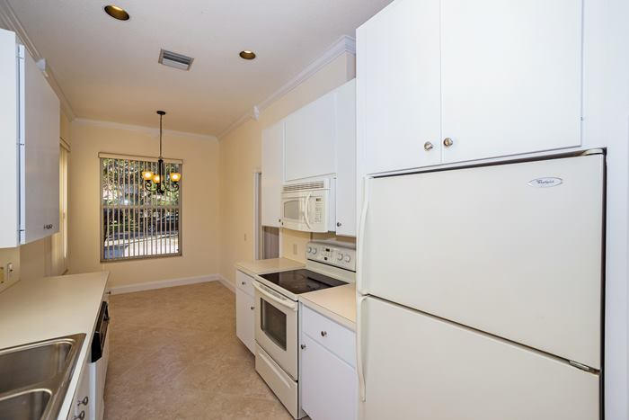 142 Hampton Circle Jupiter, FL 33458 - Photo 6 of 24 Kitchen with eat-in area