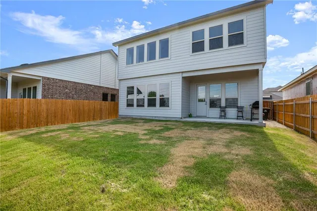 a view of a house with a backyard