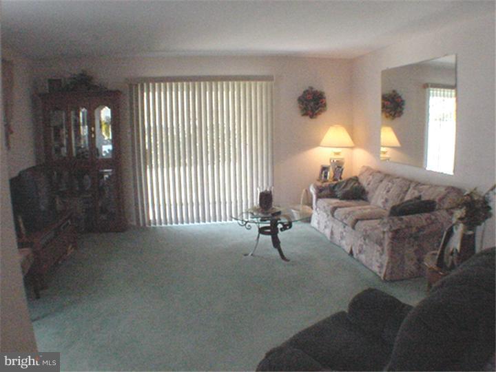 3418 Primrose Road Philadelphia, PA 19114 - Photo 6 of 17 Living Room