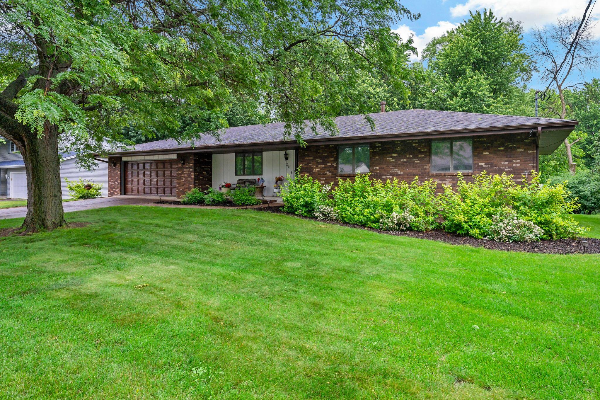 2217 Ripley Avenue Maplewood, MN 55109 - Photo 3 of 48