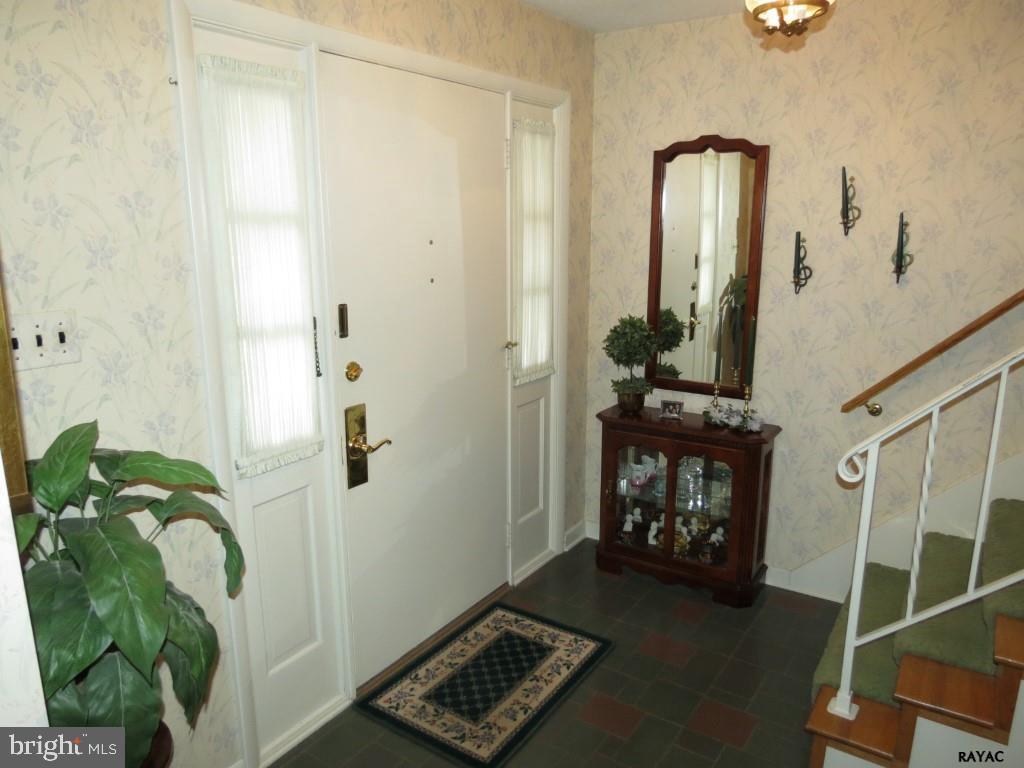 1843 Radnor Road York, PA 17402 - Photo 3 of 36