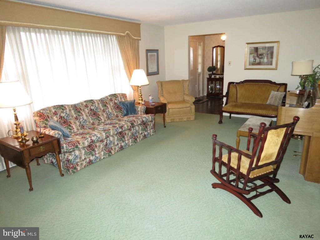 1843 Radnor Road York, PA 17402 - Photo 4 of 36