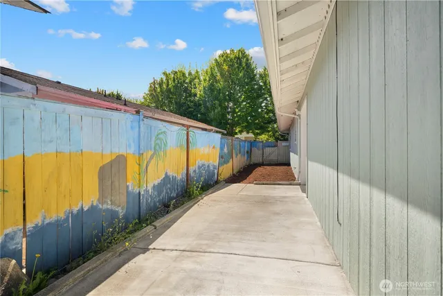 a view of a backyard with pathway