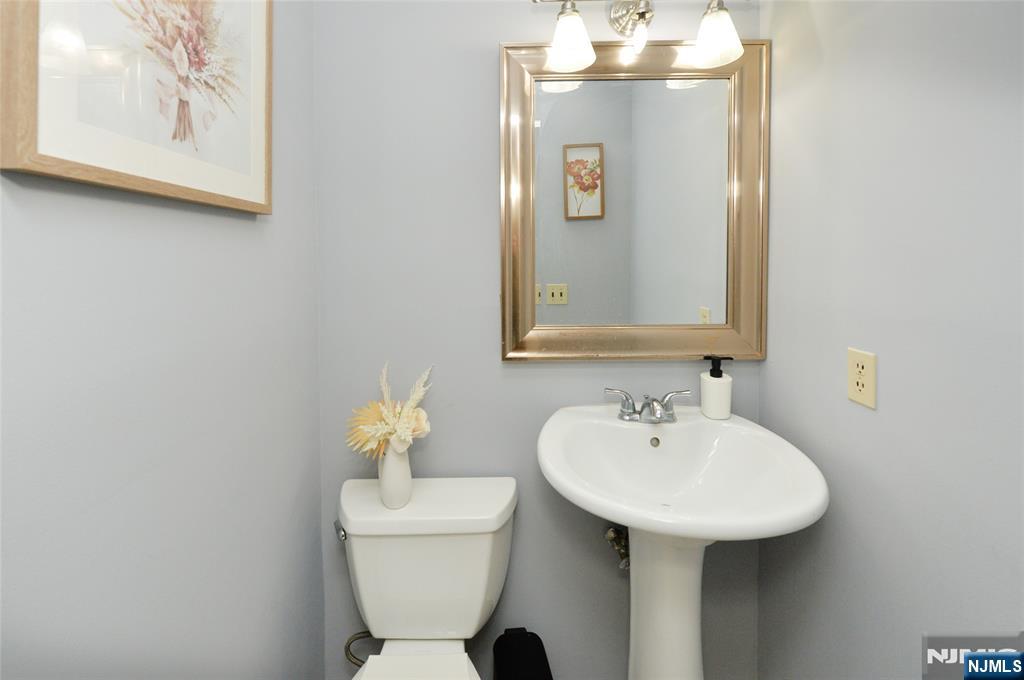 85 B Primrose Lane, Unit 85B Paramus, NJ 07652 - Photo 7 of 16
