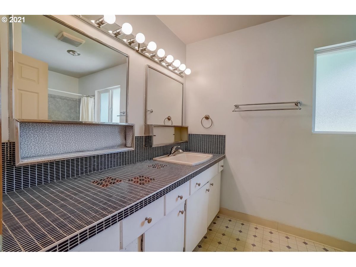 8112 Southeast Kane Road Gresham, OR 97080 - Photo 14 of 32 Gallery Image 14