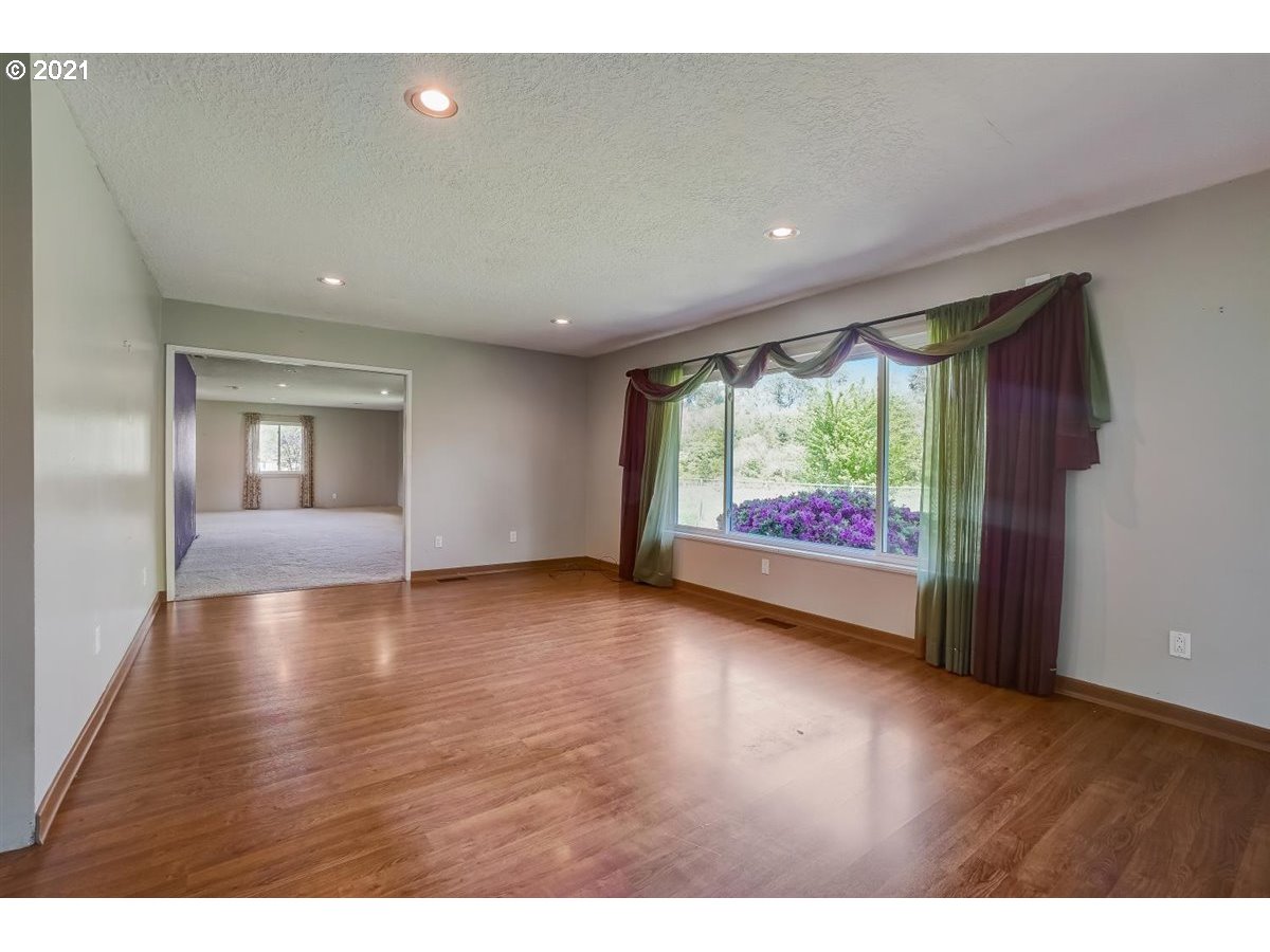 8112 Southeast Kane Road Gresham, OR 97080 - Photo 3 of 32 Gallery Image 3