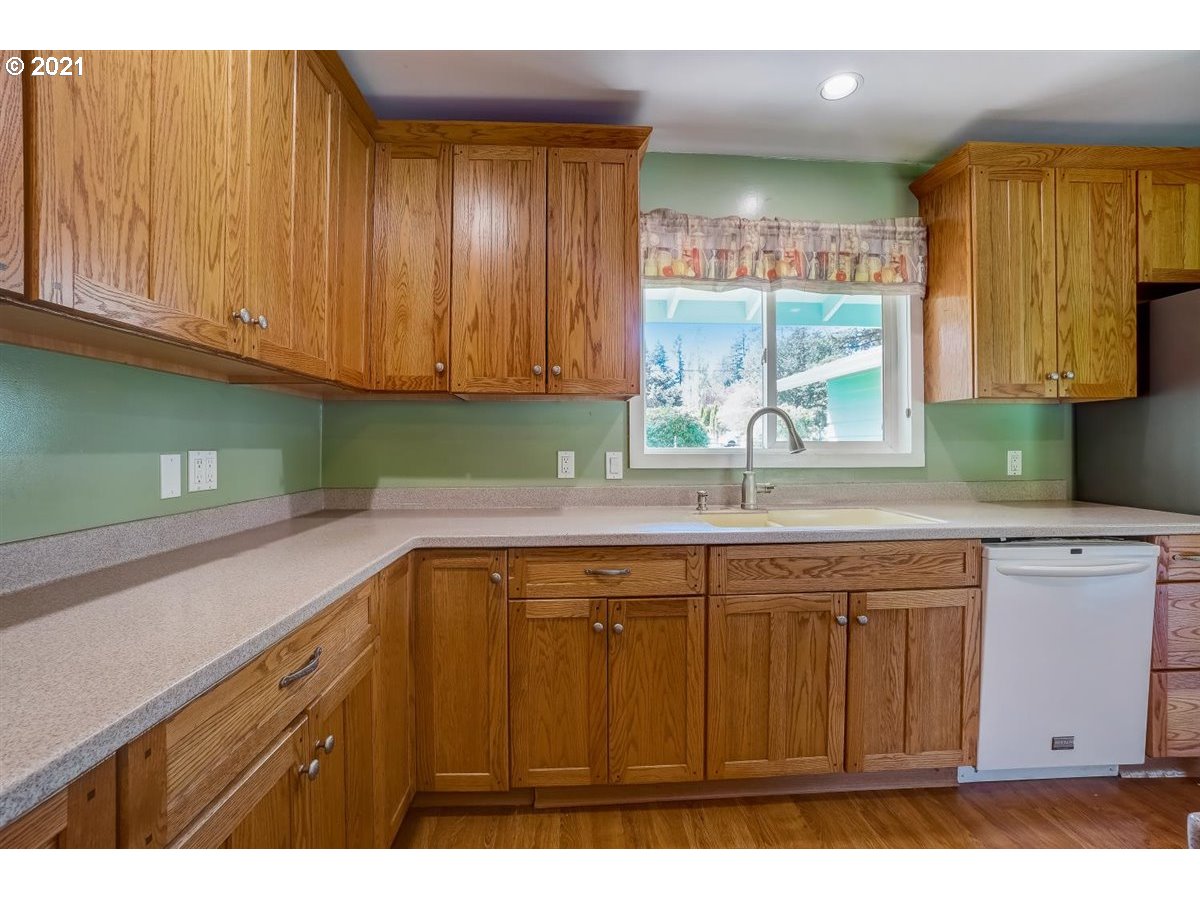 8112 Southeast Kane Road Gresham, OR 97080 - Photo 7 of 32 Gallery Image 7