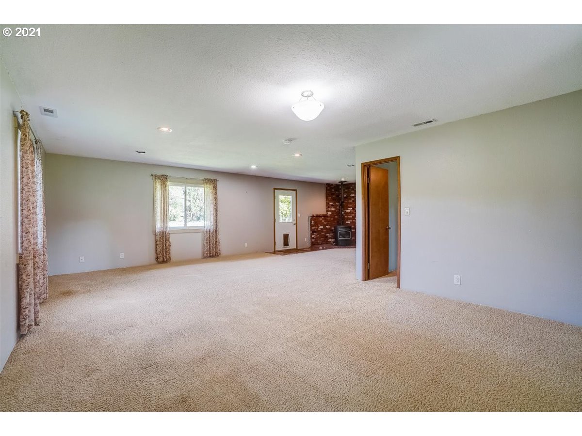 8112 Southeast Kane Road Gresham, OR 97080 - Photo 8 of 32 Gallery Image 8