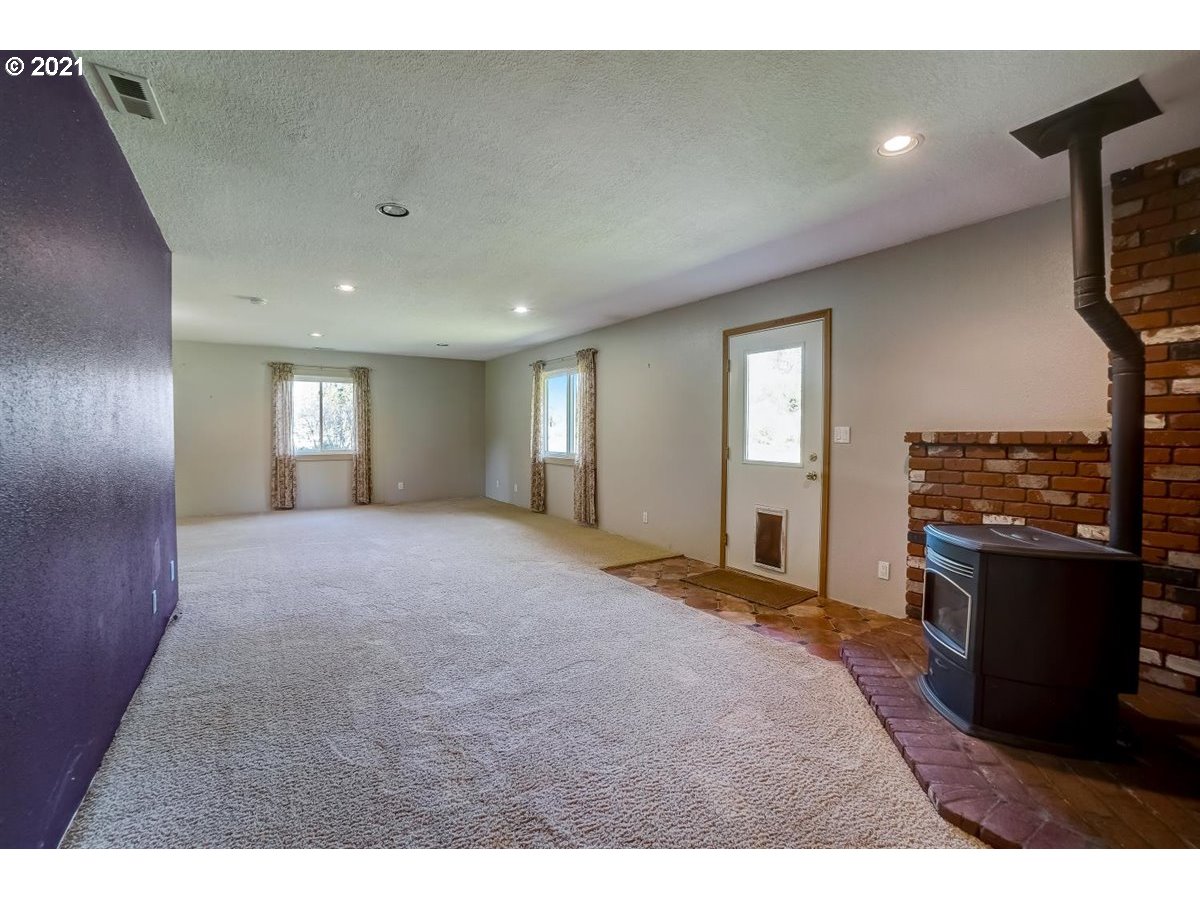8112 Southeast Kane Road Gresham, OR 97080 - Photo 9 of 32 Gallery Image 9
