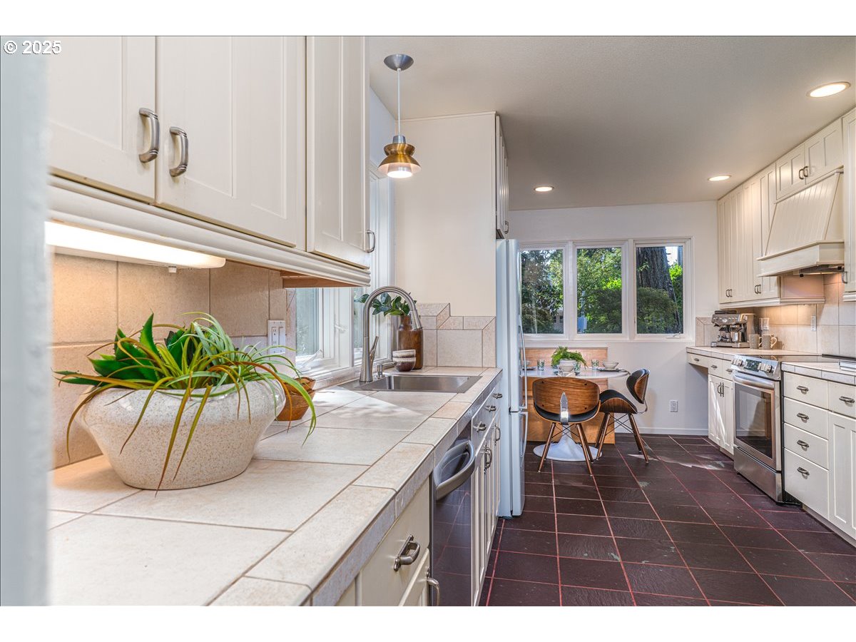 589 Ridgeway Road Lake Oswego, OR 97034 - Photo 10 of 41 Gallery Image 10