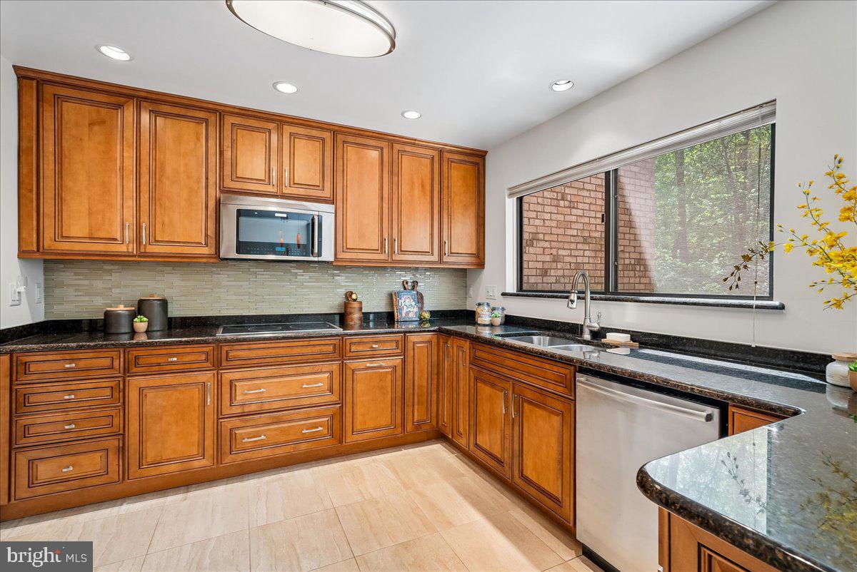 2024 Swans Neck Way Reston, VA 20191 - Photo 4 of 42 Kitchen