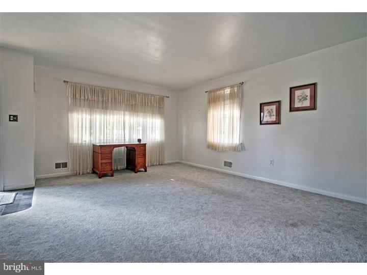 14 Doreen Road Hamilton, NJ 08690 - Photo 7 of 24 Living Room
