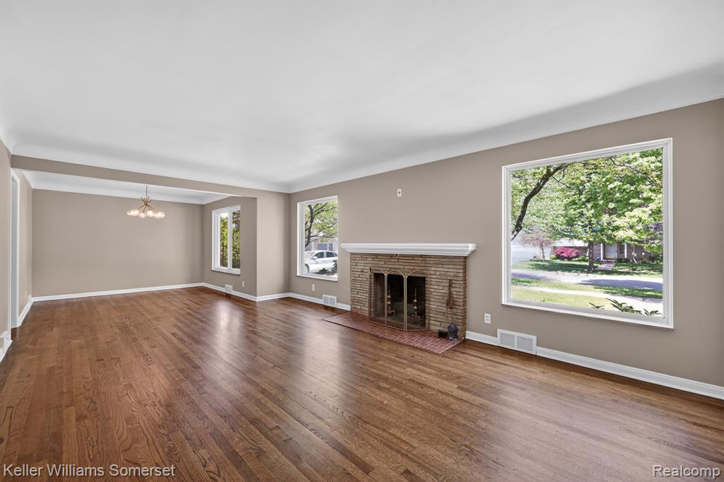 1681 Oxford Road Grosse Pointe, MI 48236 - Photo 4 of 25