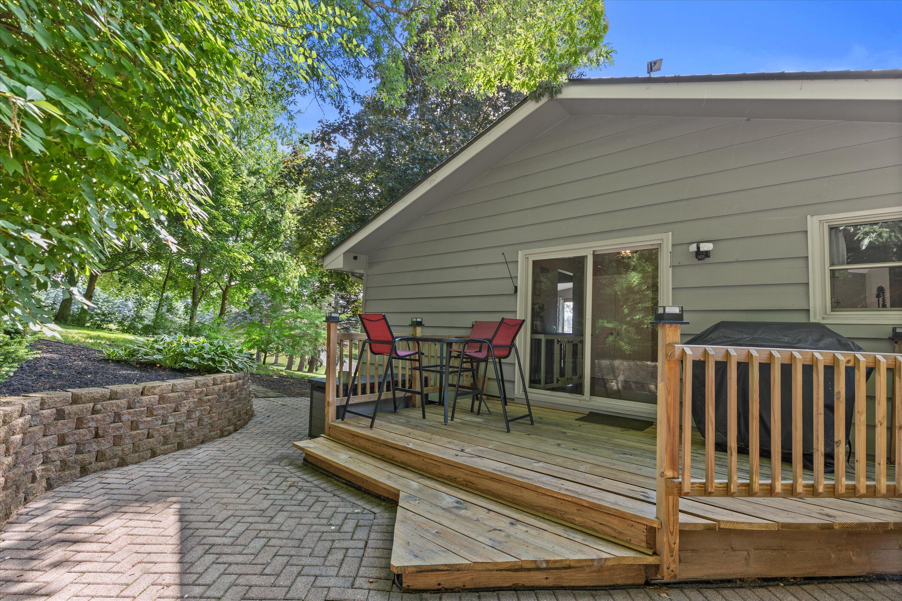 W290S2811 Carmarthen Road Genesee, WI 53188 - Photo 46 of 49 Back patio/deck