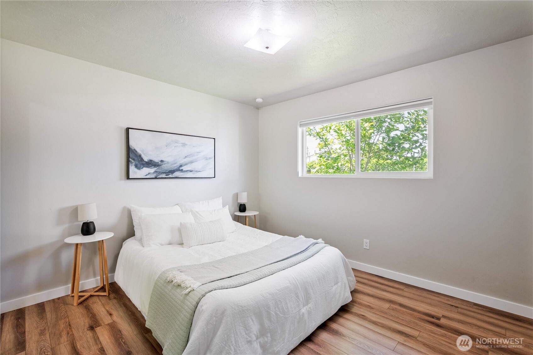 2943 Magnolia Street Longview, WA 98632 - Photo 16 of 36 a bedroom with bed and a window