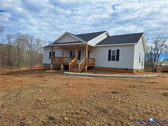 a view of a house with backyard