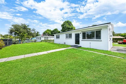 a view of a house with backyard and garden