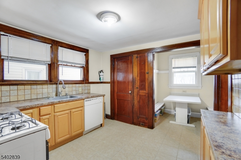 33 Becker Terrace Irvington, NJ 07111 - Photo 4 of 12