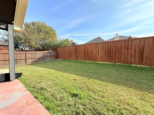 a view of a backyard