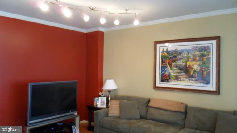37 Inkberry Circle Gaithersburg, MD 20877 - Photo 4 of 10 Family Room