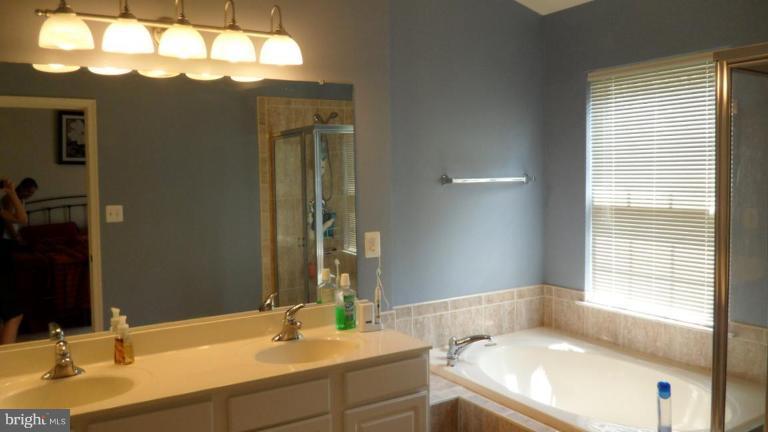 37 Inkberry Circle Gaithersburg, MD 20877 - Photo 6 of 10 Master Bath