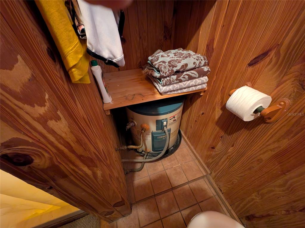 13668 Northeast 226th Avenue Road Salt Springs, FL 32134 - Photo 23 of 30 a living room with a table